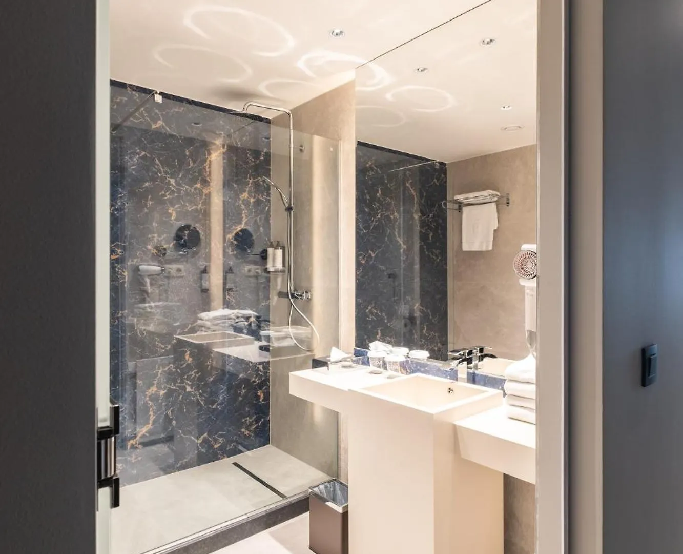 Hyllit Hotel Antwerpia 4*,  Belgia
