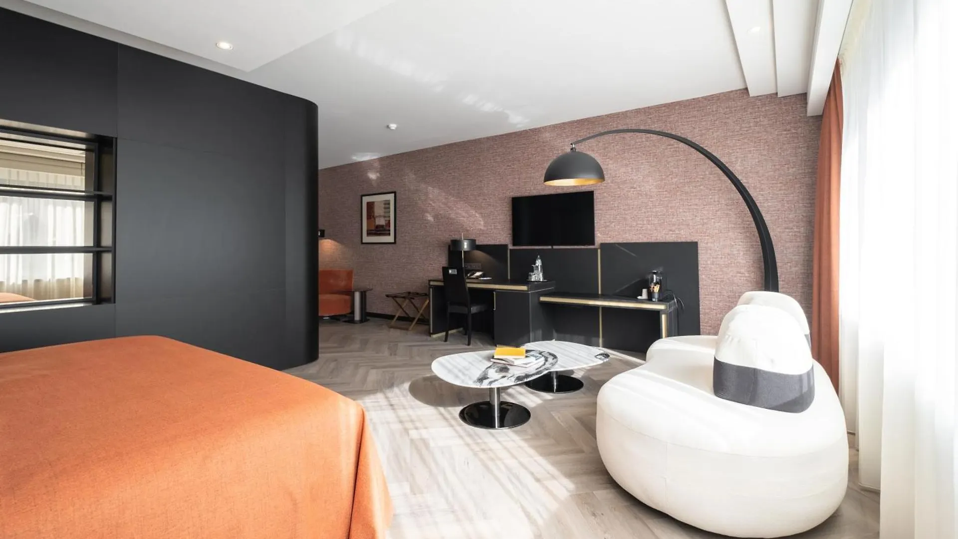 Hyllit Hotel Antwerp 4*,